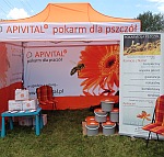 Węgierska Górka - XVI. Regionalne Dni Pszczelarza Beskidzkiego Związku Pszczelarzy w Węgierskiej Górce - Połączone z uroczystościami 80-lecia koła I poświęceniem sztandaru odbędzie się (w tym wykład inż. Czesława Korpysy Hodowla matek pszczelich) - na obrazkach Stoisko pasz APIVITAL (syrop, ciasto)