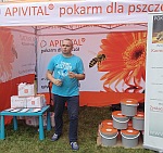 Węgierska Górka - Święto Miodu - XVI. Regionalne Dni Pszczelarza Beskidzkiego Związku Pszczelarzy w Węgierskiej Górce - Połączone z uroczystościami 80-lecia koła I poświęceniem sztandaru odbędzie się 02.08.2014 (w tym wykład inż. Czesława Korpysy Hodowla matek pszczelich) - na obrazkach Stoisko pasz APIVITAL (syrop, pasta)