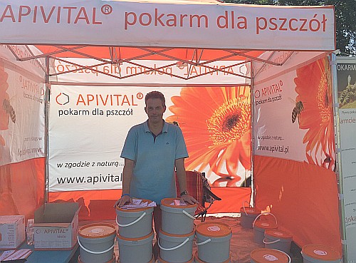 Świętokrzyskie Święto Pszczoły w Bałtowie - Pokarm dła pszczól APIVITAL na targach Świętokrzyskie Święto Pszczoły Karmienie pszczół cukrem Konferencja naukowa,poświecona apiterapii.